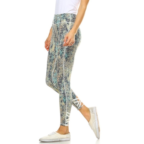 🔥Blue Marble Criss Cross Leggings - Picture 2 of 7